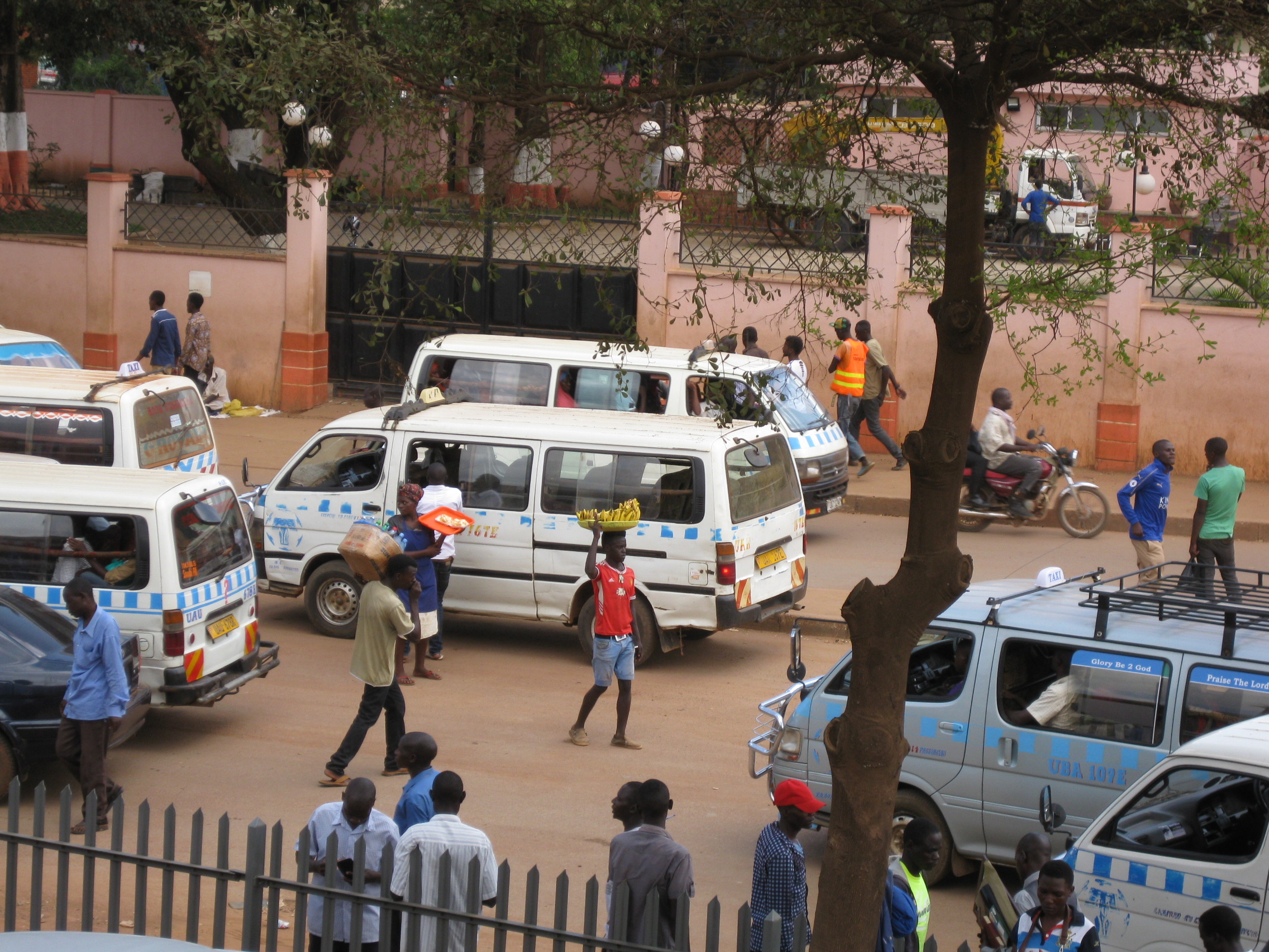 Eine vielbefahrene Straße in der Hauptstadt Kampala