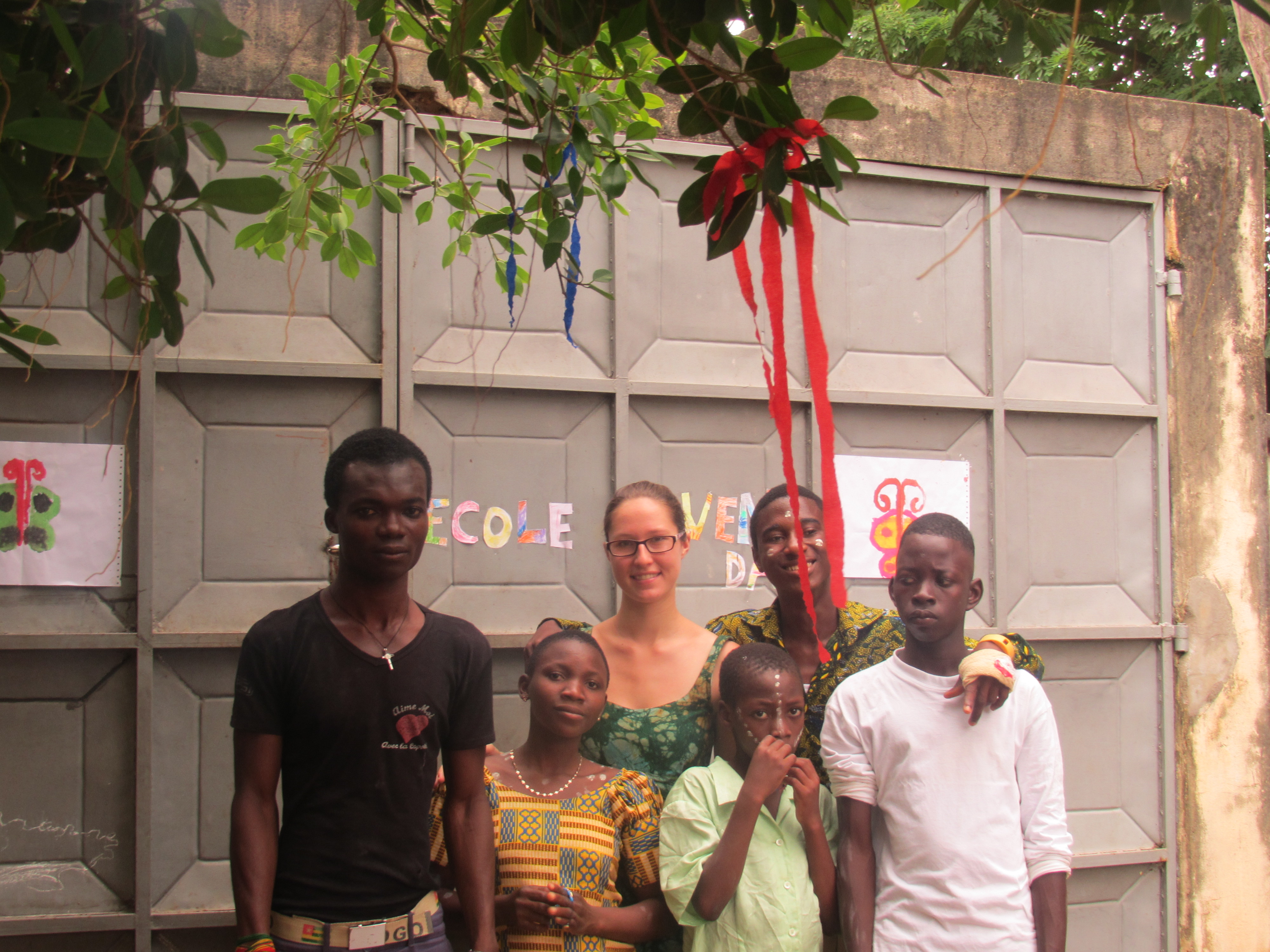 Lisa Seiringer mit "ihrer" Schulklasse in Togo